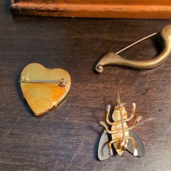 Gold and Purple Brooch Set with Intricate Details - Picture 3 of 6